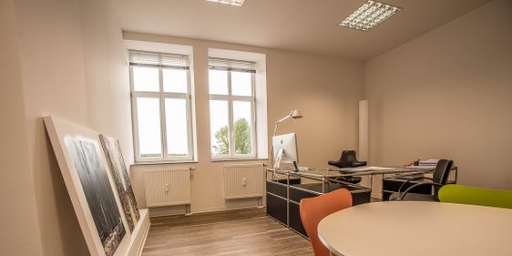 Büro mit Schreibtisch und Besprechungstisch