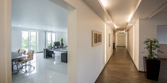 Büro und langer heller Flur