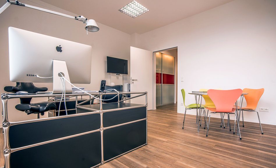 Büro mit Arbeitsplatz und Besprechungsecke in den Lamboy-Höfen